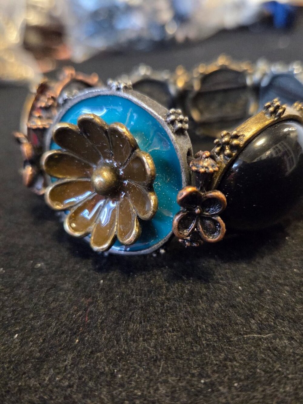 LUCKY BRAND ANTIQ GOLD ENAMEL FLORAL STRETCH BRACELET 7.5 "